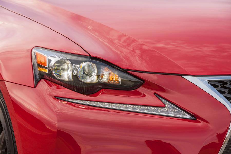  Lexus IS200t F-Sport 2015 года  (фото 10 из 52)